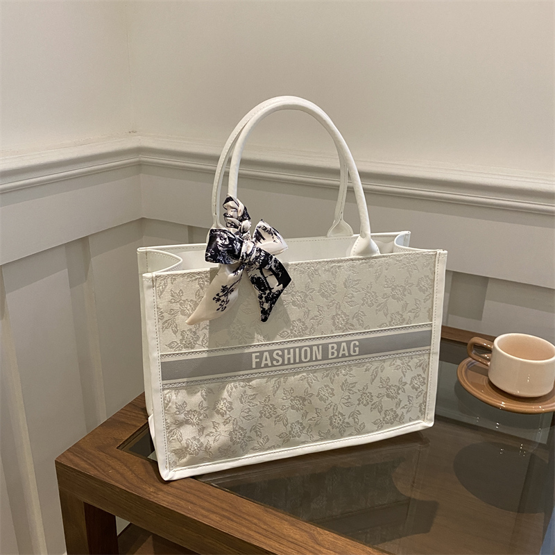 Luxury Elegant Women Tote Bag  - Embroidery On Leather recension och pris