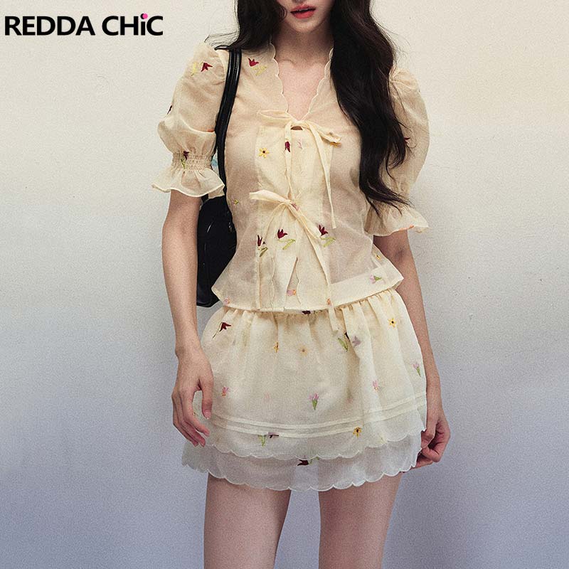 REDDACHiC Floral-embroidered C - Embroidery Blouse recension och pris
