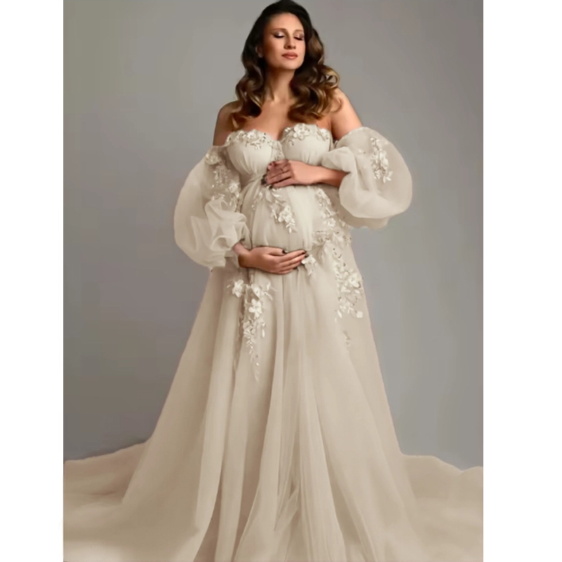 Hand-Finished Maternity Gown - - Embroidery Jersey recension och pris
